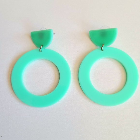 3 pairs of vintage plastic acrylic earrings. - Picture 2 of 6